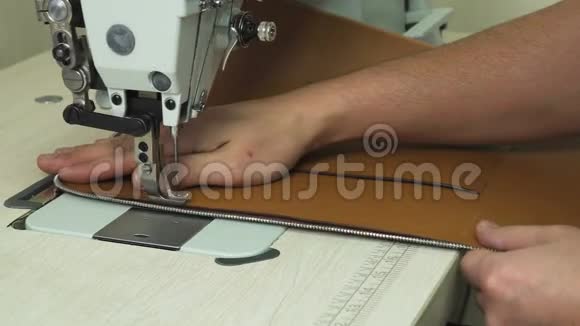 用现代缝纫机缝制皮革产品视频的预览图