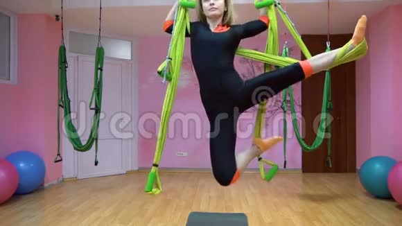 瑜伽在吊床上练习空中抗重力瑜伽视频的预览图
