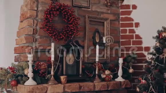 圣诞内部红色壁炉椅子和格子呢圣诞袜视频的预览图