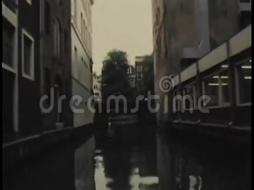 从运河上移动摩托艇的视野视频的预览图