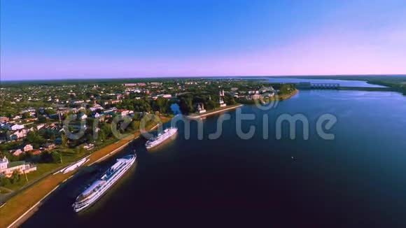 俄罗斯乌格利希伏尔加河雅罗斯拉夫尔地区空中无人机飞行视频的预览图