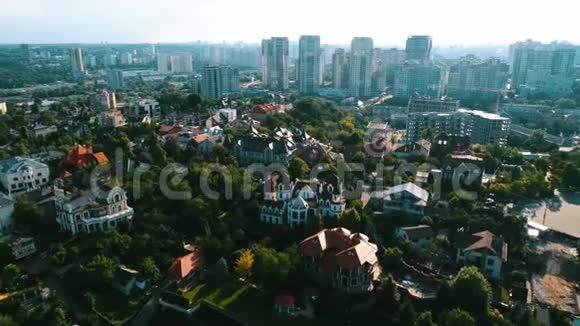 鸟瞰郊区住宅区视频的预览图