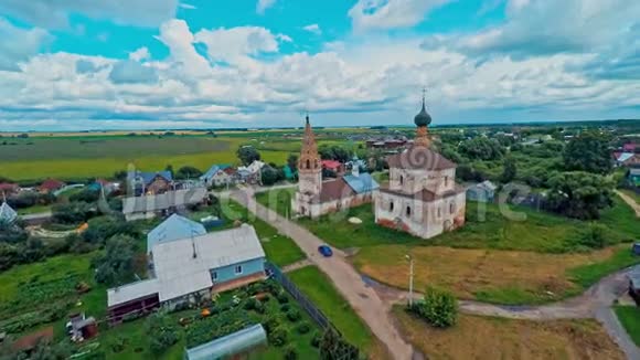 俄罗斯苏兹达尔一个古老的教堂射击空视频的预览图