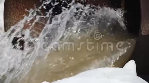 脏水从混凝土管中流出环境污染视频的预览图