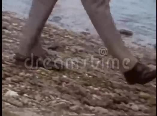 在海滩上散步的腿的特写视频的预览图