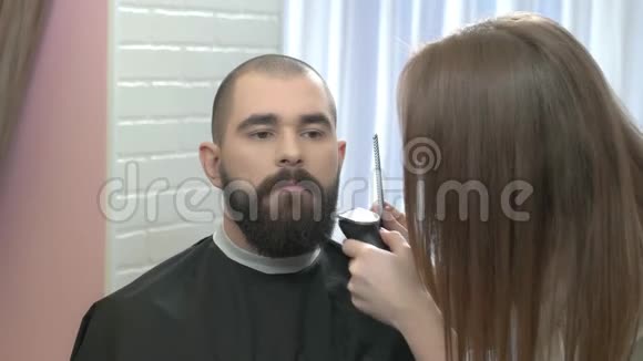 理发店里长胡子的人视频的预览图