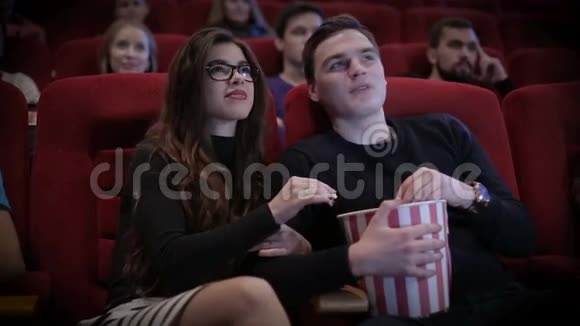 一对夫妇在电影院看电影视频的预览图