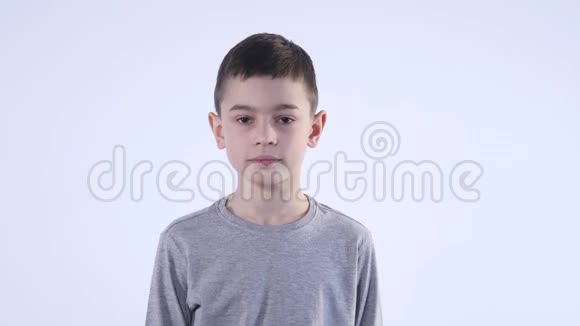 灰色背景下的男孩肖像视频的预览图