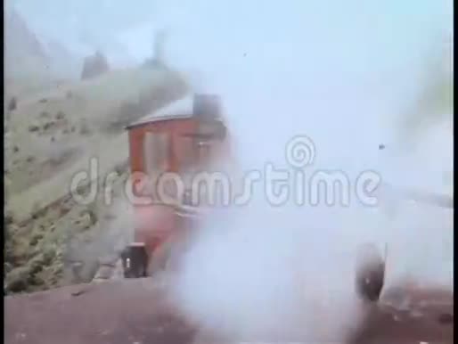 从蒸汽机车顶部俯瞰乡村视频的预览图