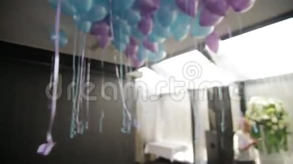 为生日聚会准备的房间里五颜六色的气球天花板上的蓝色气球视频的预览图