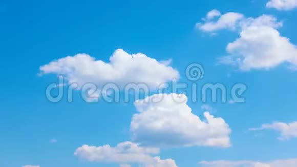 美丽的白云划过夏日的蓝天视频的预览图