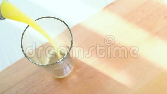 新鲜果汁泡杯慢动作视频视频的预览图