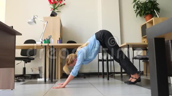 女高管在她的办公室里做瑜伽4k慢动作视频的预览图