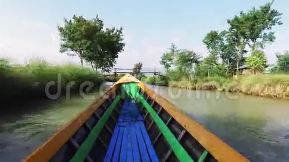 乘坐旅游船英乐湖视频的预览图