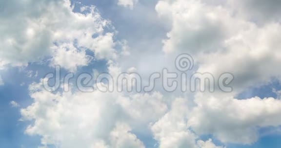 在蓝天背景下飞越白云无缝环准备就绪视频的预览图
