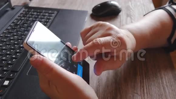 一位老年妇女正在使用手机视频的预览图