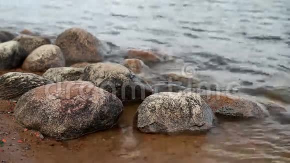 河岸上的圆形巨石视频的预览图