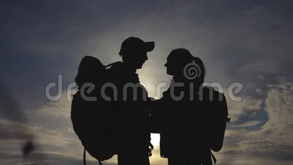 幸福的家庭游客剪影在日落生活方式拥抱接吻团队合作旅游概念男女夫妇视频的预览图
