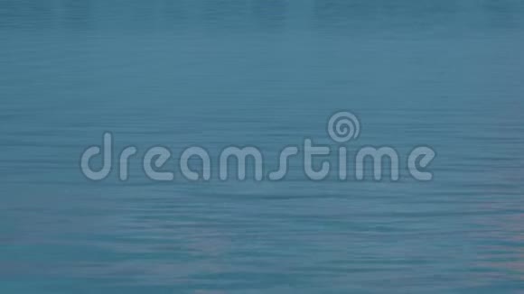 蓝色水面波浪在日落视频的预览图
