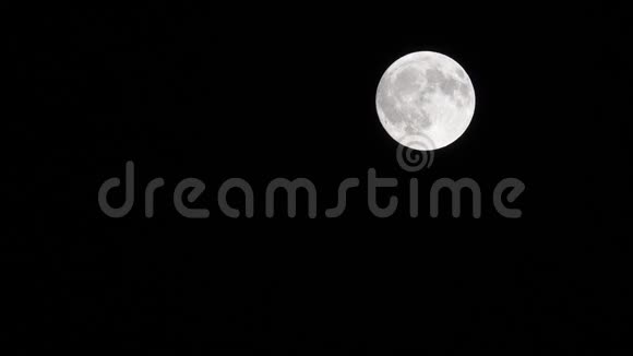 夜间逆月喷气式飞机降落底部观景视频的预览图