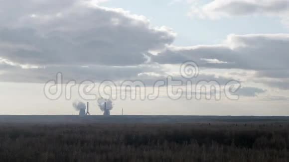 春天森林中浓烟滚滚的发电厂视频的预览图