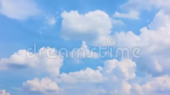 美丽的白云划过夏日的蓝天视频的预览图