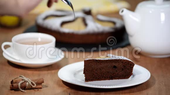 一块自制的带梨的巧克力派巧克力梨蛋糕视频的预览图