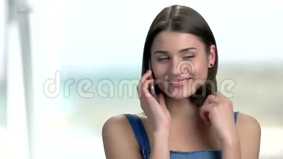 年轻的调情女孩在电话里聊天视频的预览图