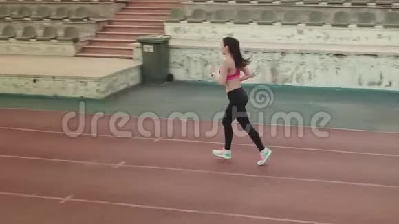 空中飞行慢跑体育女孩穿过体育场年轻女子在户外慢跑视频的预览图