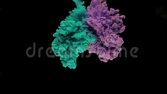 五颜六色的绿松石和紫罗兰色墨水滴在水面上混合在黑色背景下轻轻旋转复制空间视频的预览图