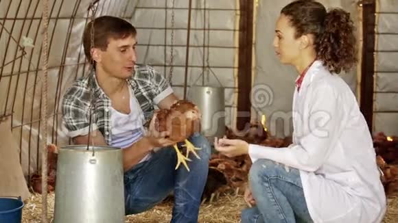 女兽医和男农民交谈视频的预览图