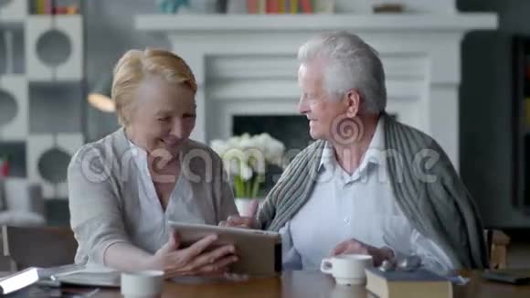 快乐可爱的退休夫妇使用平板电脑他们和家人交流很开心视频的预览图