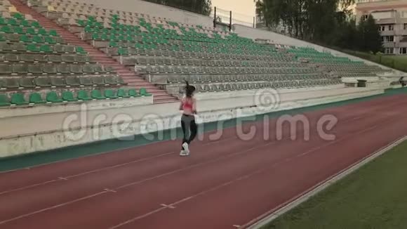 空中飞行慢跑体育女孩穿过体育场年轻女子在户外慢跑视频的预览图