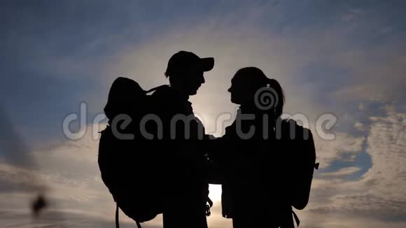 幸福的家庭游客剪影在日落拥抱生活方式接吻团队合作旅行理念一对男女夫妇视频的预览图
