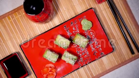 新鲜的绿色寿司在盘子上视频的预览图