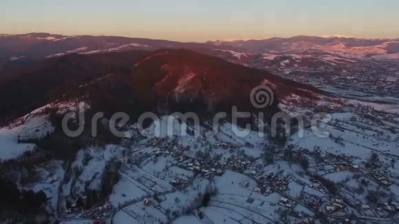 冬季美丽的日落俯瞰山村视频的预览图
