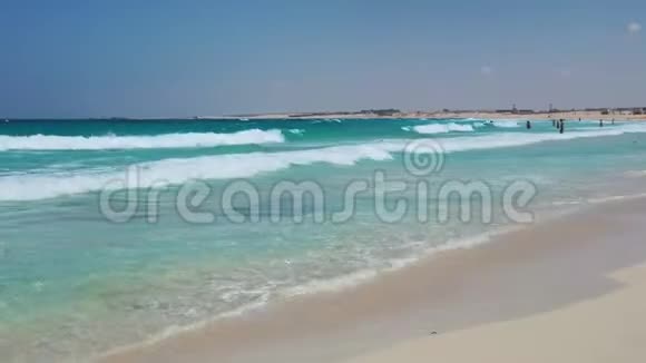 玛萨马图鲁埃及沙滩和令人惊叹的海洋有热带的蓝色绿松石和绿色放松环境视频的预览图