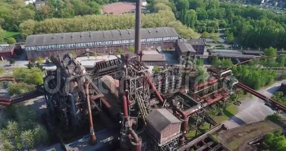 从Duisburg北部Ruhrgebiet工业文化Landschaftspark鸟瞰视频的预览图