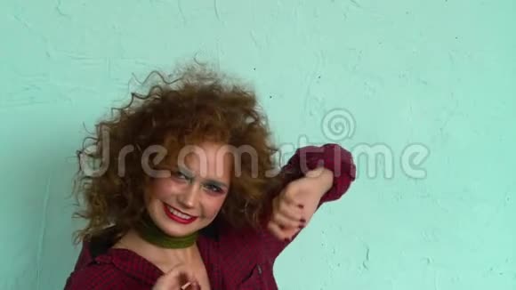 年轻女子穿着70年代的复古服装在演播室里摆出一个姿势迪斯科夫视频的预览图