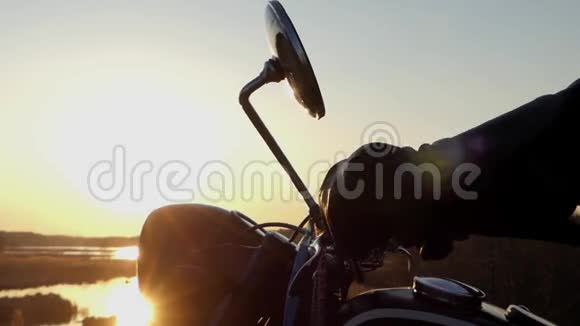 日落时的旧摩托车美丽的行动视频的预览图