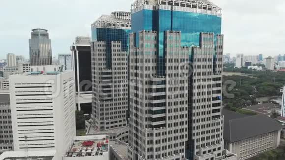 城市中心的空中全景与摩天大楼雅加达印度尼西亚视频的预览图