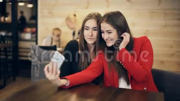 两个幸福的女朋友在咖啡馆自拍视频的预览图