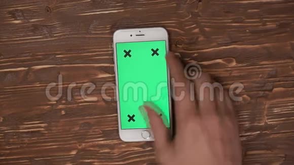 男性使用绿色屏幕智能手机视频的预览图