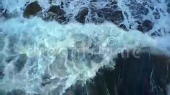 空中无人机拍摄的强波冲击岩石的画面视频的预览图