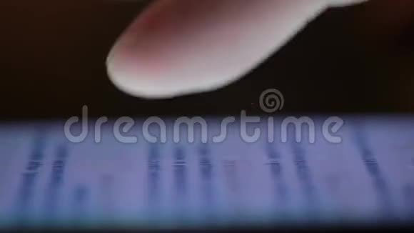 手指触摸智能手机触摸屏的特写视频的预览图