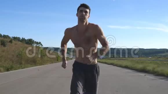 冲刺跑步者在高速公路上慢跑男子体育运动员夏季户外训练年轻强壮肌肉男视频的预览图