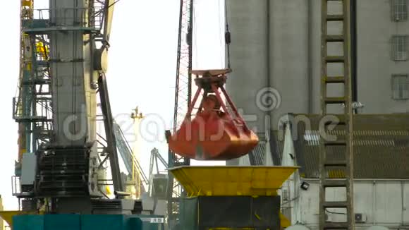 起重机在港口卸货和装货视频的预览图