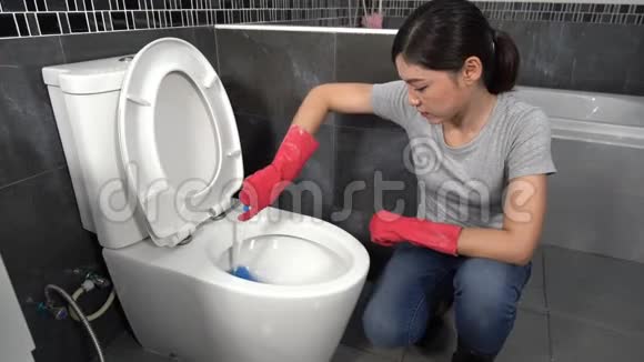 女人用刷子清洗马桶视频的预览图