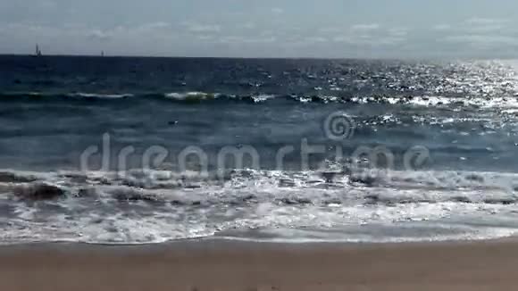 海浪沙滩多云的天空和帆船视频的预览图
