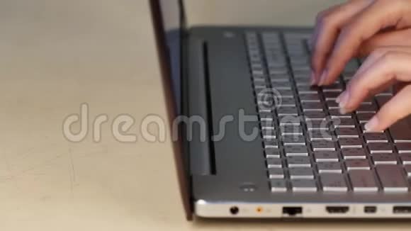 手在笔记本电脑上打字的镜头视频的预览图